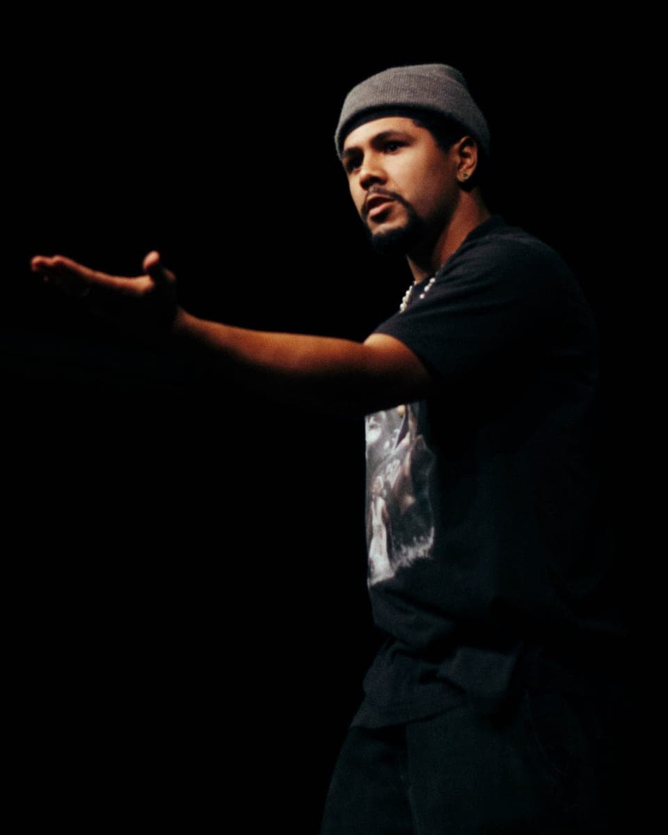 FRK declamando no palco, com a mão estendida